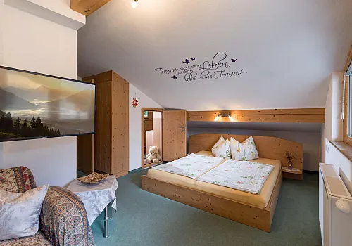 1_haus_tiefenbach_dorfstrasse_64_brixen_06_2021_familienzimmer_1.jpg