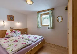 haus_tiefenbach_dorfstrasse_64_brixen_06_2021_appartement_choralpe_schlafzimmer.jpg