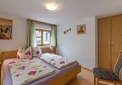 haus_tiefenbach_dorfstrasse_64_brixen_06_2021_appartement_choralpe_schlafzimmer_1.jpg