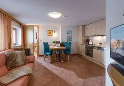 haus_tiefenbach_dorfstrasse_64_brixen_06_2021_appartement_choralpe_wohnkueche.jpg