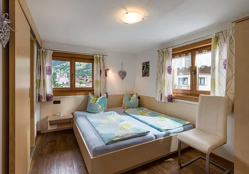 haus_tiefenbach_dorfstrasse_64_brixen_06_2021_appartement_hohe_salve_schlafzimmer.jpg