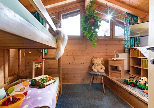 haus_tiefenbach_dorfstrasse_64_brixen_06_2021_familienzimmer.jpg