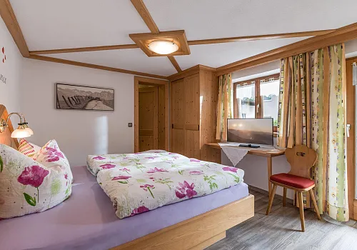 haus_tiefenbach_dorfstrasse_64_brixen_06_2021_zimmer_2.jpg